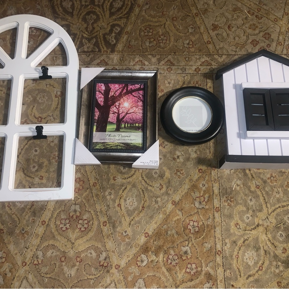Classic Black Round Photo Frame - Home Accents